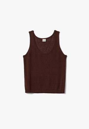 Bruine gebreide mouwloze tanktop met ronde halslijn en geribbelde zoom, plat gelegd op een witte achtergrond.