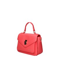 Borsa a tracolla in pelle corallo con forma strutturata, chiusura a pattina, hardware dorato e manico superiore. Superficie testurizzata con dettaglio del logo.