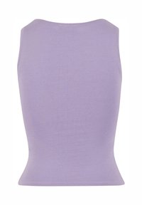 Top sans manches lilas en tissu doux. Il présente un col arrondi et un design ajusté avec une texture lisse et des bords nets.