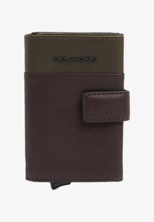 Braune und olivefarbene Lederbrieftasche mit einer strukturierten Oberfläche, ausgestattet mit einem Druckknopfverschluss, geprägtlichem Logo und Zweifarben-Design. Kompakte, rechteckige Form.