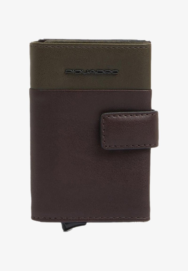 Portafoglio in pelle marrone e oliva con finitura testurizzata, dotato di chiusura a scatto, logo in rilievo e design bicolore. Forma compatta e rettangolare.
