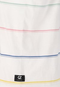 Lyhyet hihat, valkoinen puuvillapaita, jossa on vaakasuoria raitoja vaaleanpunaisena, sinisenä, vihreänä ja keltaisena. Sisältää mustan bränditaginsa helman kohdalla.