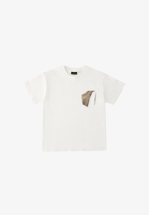 T-shirt bianca a maniche corte con scollo rotondo e una piccola tasca sul petto a sinistra con motivo irregolare marrone e bianco.