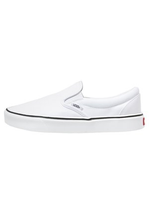 Białe wsuwane buty z płócienną cholewką o fakturowanej powierzchni, wyściełanym kołnierzem i czarną gumową podeszwą. Posiadają małe czerwone logo na pięcie.