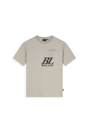 Lichtbeige T-shirt met korte mouwen, een borstzakje en een zwart "BL BALLIN'" logo gedrukt in het midden aan de voorkant.