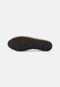 Talpa de cauciuc negru cu un model texturat, având un margine de mijloc de tip plută, de culoare maro. Design plat și lat pentru stabilitate.