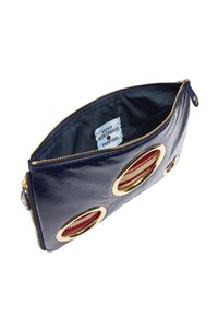 Granatowa skórzana kopertówka z złotymi akcentami. Posiada okrągłe wycięcia wypełnione czerwonym i kremowym materiałem. Wnętrze wyłożone ciemnym materiałem, z metką.