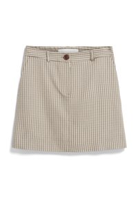 Beige geruite rok met een tailleband, knoopsluiting aan de voorkant en twee zijzakken. De stof heeft een subtiel geruit patroon.