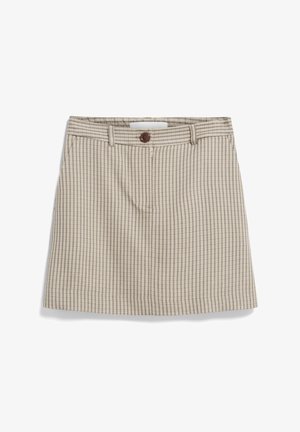 Beige geruite rok met een tailleband, knoopsluiting aan de voorkant en twee zijzakken. De stof heeft een subtiel geruit patroon.