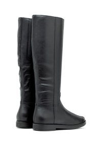 Czarne skórzane kozaki do kolan o gładkiej fakturze, okrągłym nosku i minimalistycznym designie. Posiadają płaskie podeszwy oraz subtelne detale przeszyc.