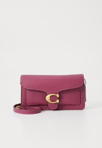 Sac à main en cuir fuchsia avec une finition texturée, fermoir en métal doré et une bandoulière amovible. Forme rectangulaire avec une fermeture à rabat incurvé.