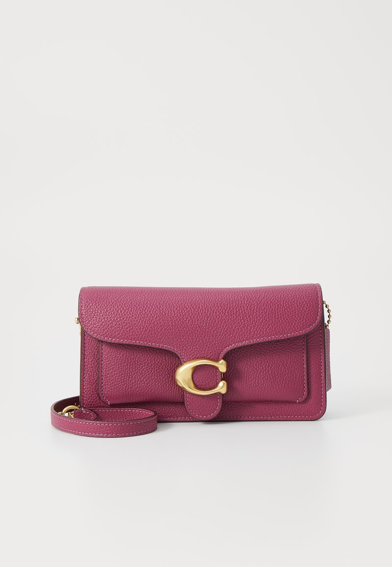 Sac à main en cuir fuchsia avec une finition texturée, fermoir en métal doré et une bandoulière amovible. Forme rectangulaire avec une fermeture à rabat incurvé.