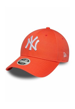 Cappellino da baseball arancione con logo ricamato bianco, design strutturato, visiera curva e texture in tessuto. Include un'etichetta di dimensione sulla visiera.