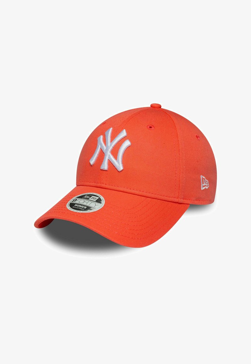 Orangene Baseballkappe mit einem weißen gestickten Logo, strukturiertem Design, gebogenem Schirm und Stofftextur. Enthält ein Größenetikett am Schirm.
