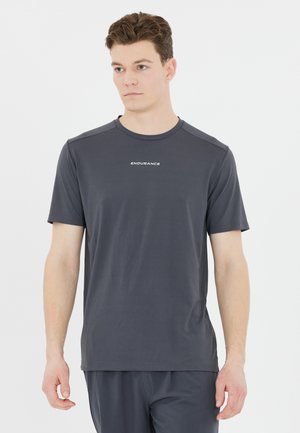 Grå kortärmad träningsskjorta med rund halsringning och "ENDURANCE"-logotyp i vitt. Tillverkad av mjukt, andningsbart tyg.