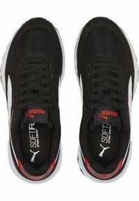 Chaussures de sport noires en mesh et suède, avec des accents blancs et rouges. Design à lacets et semelles rembourrées. Logo sur la languette.
