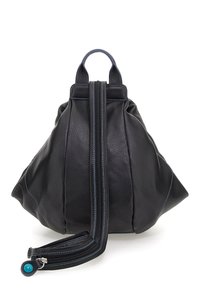 Borsa in pelle nera con una silhouette arrotondata, caratterizzata da cuciture blu, doppie maniglie e una tracolla removibile. Chiusura con zip sulla parte superiore.