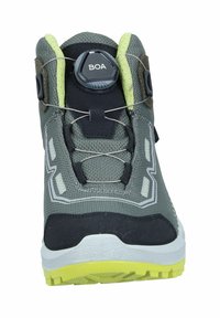 Šedá turistická bota s materiály z polyesteru a semiše; má systém šněrování BOA, reflexní akcenty a robustní žlutou podrážku.