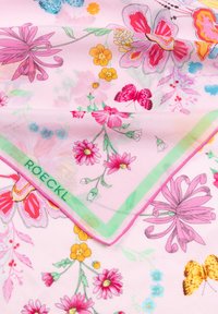 Foulard di seta floreale rosa con illustrazioni dettagliate di fiori e farfalle, rifinito da un bordo verde e il marchio "ROECKL."