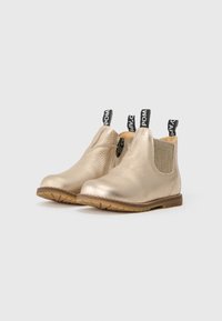 Bottines en cuir doré pour enfants avec fermeture éclair latérale, panneaux élastiques, anses noires et semelles en caoutchouc marron sur fond blanc.