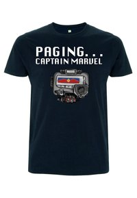 Černé bavlněné tričko s textem "VOLÁM... KAPITÁN MARVEL". Obsahuje grafiku zařízení s designem vlajky, barevné akcenty a detaily.