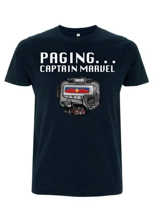 Černé bavlněné tričko s textem "VOLÁM... KAPITÁN MARVEL". Obsahuje grafiku zařízení s designem vlajky, barevné akcenty a detaily.