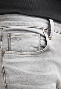 G-STAR 3301 STRAIGHT - Calças de ganga de perna direita - kamden grey stretch denim