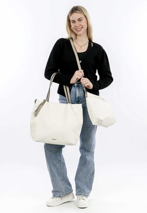 Deux sacs blancs fabriqués dans un matériau lisse et résistant ; un grand sac fourre-tout avec de longues poignées et un plus petit sac à main avec une sangle détachable.