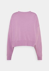 Lavendel crewneck sweatshirt med långa ärmar, avslappnad passform och ribbade ärmar, visas bakifrån mot en vit bakgrund.