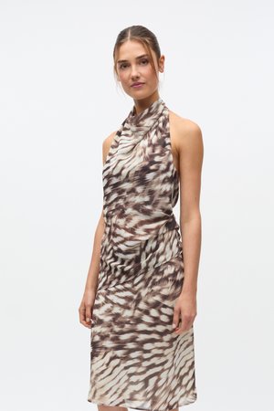 Neckholderkleid aus transparentem Stoff mit braunem und cremefarbenem abstraktem Muster, drapierten Details und lockerem Sitz.