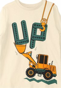 Cremefarbener T-Shirt mit einem Grafisches Bild eines gelben Baggers und grüner Schrift "UP", umrandet in Schwarz und mit orangefarbenen Akzenten.
