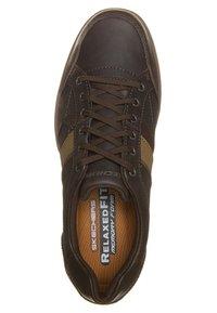 Sneaker en cuir marron avec un design à lacets, des accents en tissu texturé dans une teinte plus claire, et une semelle intérieure coussinée en mousse à mémoire.