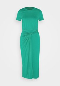 Robe midi verte à manches courtes avec encolure ronde et détail d’un nœud à l’avant créant un effet drapé sur la jupe.