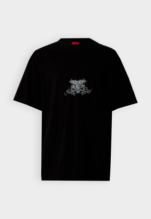 T-shirt in cotone nero con colletto rotondo, maniche corte e una grafica frontale argentata con dettagli floreali ed emblematici.