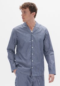 Tengeréskék és fehér csíkos pizsama szett gombos inggel, a gallérja kicsi és hosszú ujjú, puha pamut anyagból készült.