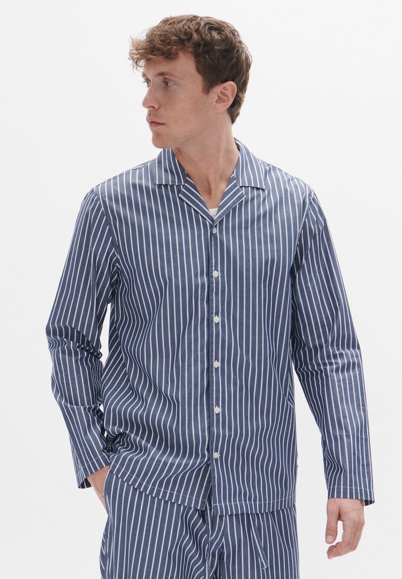 Tengeréskék és fehér csíkos pizsama szett gombos inggel, a gallérja kicsi és hosszú ujjú, puha pamut anyagból készült.