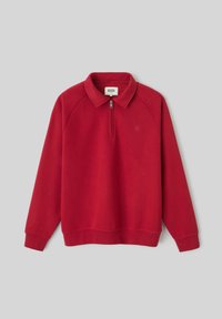Pull-over en polaire rouge avec col zippé, manches raglan longues et poignets côtelés. Présente un petit logo sur la poitrine et une texture douce.