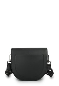 Čierna kožená crossbody taška s oválnym tvarom, plochou prednou vreckom, nastaviťelným popruhom a hladkou textúrou. Minimalistický dizajn s jemným prešívaním.