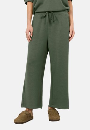 Pantaloni felpati verdi a gamba larga con vita regolabile, realizzati in tessuto morbido, dotati di tasche laterali e dal taglio comodo.