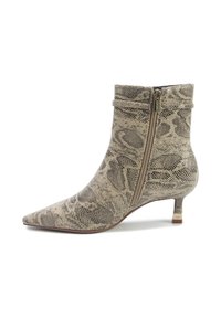 Spitze Stiefelette aus strukturiertem beige Schlangenleder, mit einem seitlichen Reißverschluss und einem niedrigen, geschwungenen Absatz. Mit einem dezenten Akzent am Absatzboden versehen.