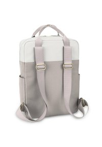 Mochila gris y blanca con correas acolchadas, forma rectangular, tejido suave, bolsillos laterales y detalles en dorado.