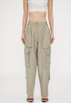 Beige cargo nadrág, laza szabással, több oldalsó zsebbe, gombos záródással és látható redőkkel. Könnyű szövetből készült.