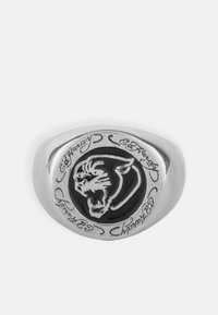 Ezüst pecsétgyűrű, fekete zománcozott puma fejjel, a kerületén gravírozásokkal és sima, fényes szalaggal.