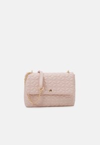 Bolso acolchado rosa con una correa de cadena dorada, cierre magnético y una textura suave. Presenta un logotipo sutil y esquinas redondeadas para un diseño compacto.