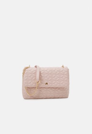 Bolso acolchado rosa con una correa de cadena dorada, cierre magnético y una textura suave. Presenta un logotipo sutil y esquinas redondeadas para un diseño compacto.