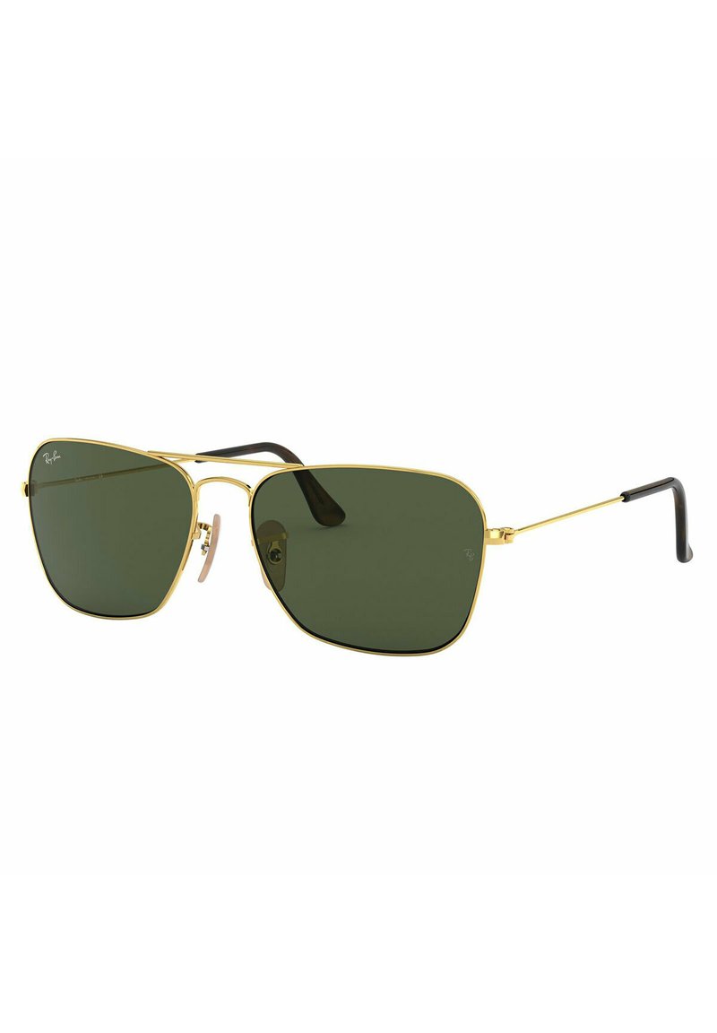 Occhiali da sole aviator in metallo dorato con lenti verde scuro, barra sopracciliare inclinata e punte delle aste nere. Le montature sono sottili e con una forma geometrica.