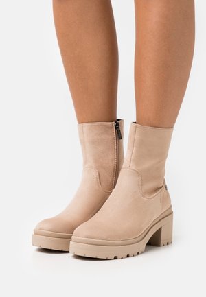 XTI, Plateaustiefelette - beige