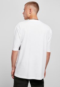 Urban Classics BIG DOUBLE POCKET TEE - T-shirts med print - white asphalt
