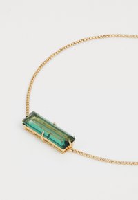 Kuldkaelakee, millel on ristkülikukujuline roheline kivi ripats, millel on faceted pind, paigutatud lihtsasse nelja haakidega hoidjasse linkidega ahelal.