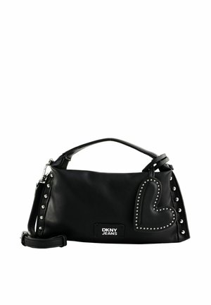 Sac à main noir DKNY Jeans avec poignée courte, bandoulière amovible, clous argentés sur les côtés et décoration cloutée en forme de cœur à l'avant.